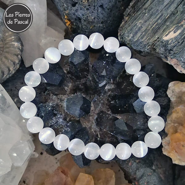 Bracelet en Sélénite ou Gypse Plâtre Blanc du Maroc de Grade 3A Boules de 8 mm sur une druse de quartz fumé