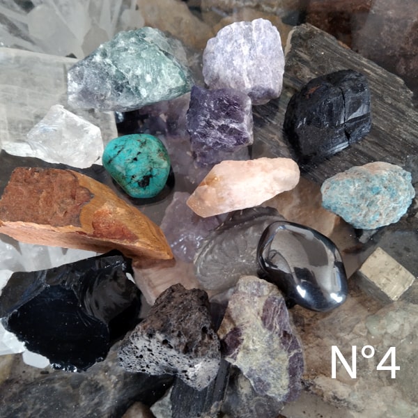 Nouveau Coffre avec 14 Minéraux Bruts dont une Turquoise du Népal