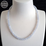 Réalisation d'un Ras de Cou en Agate Dentelle, Calcédoine Bleue ou encore "Blue Lace" de Namibie de Grade 2A Boules de 6 mm de 43 cm + 4 cm sur un buste blanc