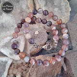 Collier en Agate du Botswana de Qualité A Boules de 10 mm et de 45 cm de Longueur + 4 cm sur des géodes de quartz