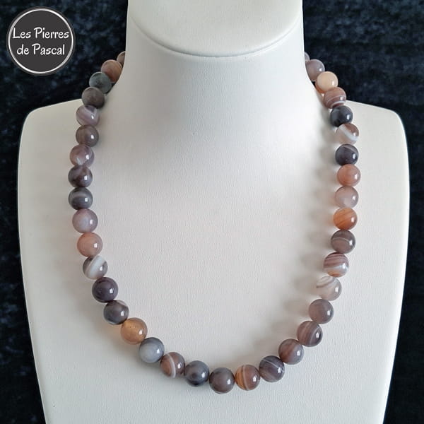Collier en Agate du Botswana de Qualité A Boules de 10 mm et de 45 cm de Longueur + 4 cm sur un buste blanc