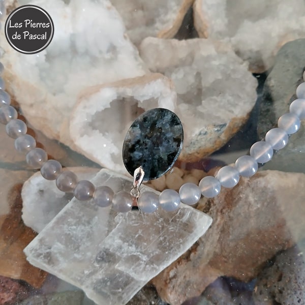 Réalisation d'un Collier Agate Grise avec Pendant Larvikite Ovale de 49 cm