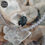 Réalisation d'un Collier Agate Grise avec Pendant Larvikite Ovale de 49 cm