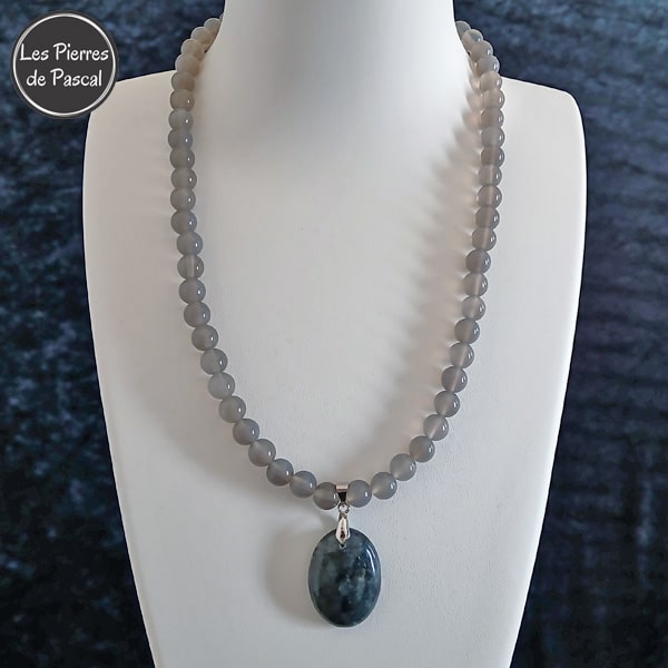 Réalisation d'un Collier Agate Grise du Brésil Grade A Boules de 8 mm et un Pendant Larvikite Ovale de Norvège de Grade A de 49 cm + 4 cm