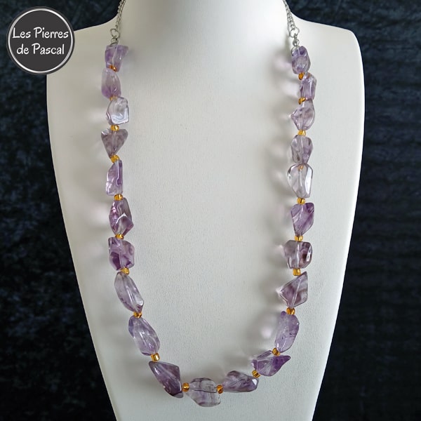 Collier avec des Pépites en Améthyste Polie du Brésil de Qualité 2A et Perles de Rocaille Jaune avec Chaîne Acier de 56 cm + 4 cm de Long
