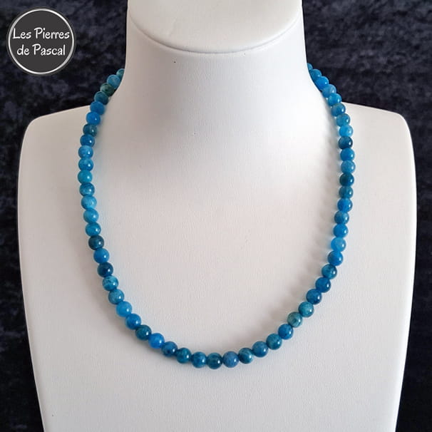 Réalisation d'un Collier Ras de Cou en Apatite Bleue Grade A+ du Sri Lanka Boules de 6 mm de 43 cm + 4 cm sur un buste blanc