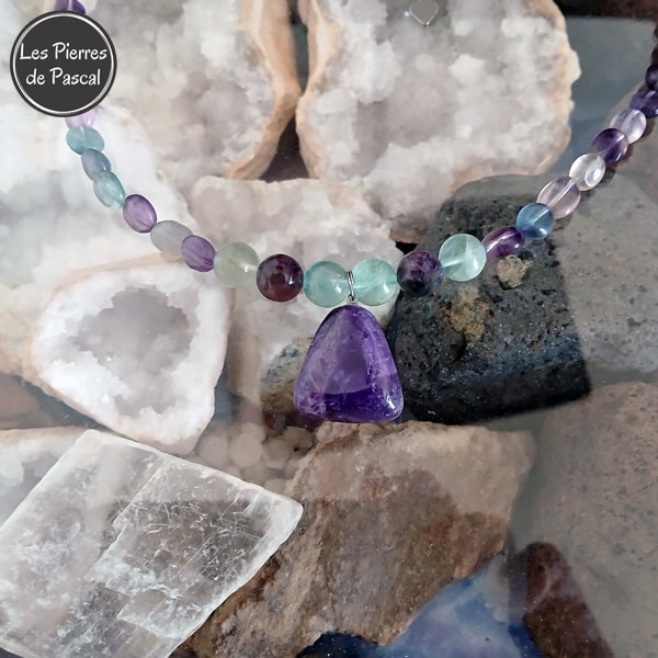 Collier en Fluorine (ou Fluorite) de 10 mm et Pierres Tambours avec un Pendentif Améthyste du Brésil de 47 cm