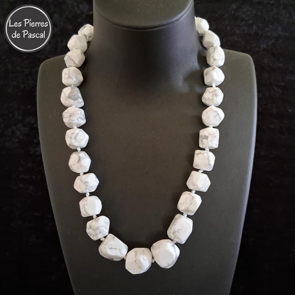 Collier en Howlite Blanche en Forme de Petits Cubes à Pointes du Zimbabwe de Grade A Longueur de 50 cm