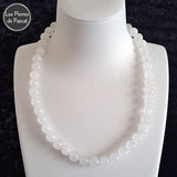 Collier en Jade Blanc de Birmanie Grade A Boules de 10 mm de 48 cm de Long sur un buste blanc
