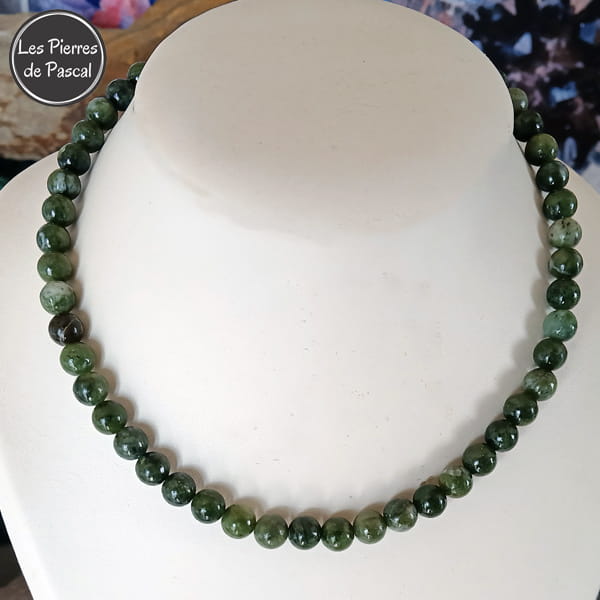 Réalisation d'un Collier en Jade de Taïwan Grade AB+ Boules de 8 mm d'une Longueur de 44 cm + 4 cm sur un buste blanc