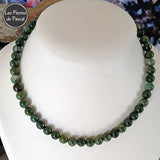 Réalisation d'un Collier en Jade de Taïwan Grade AB+ Boules de 8 mm d'une Longueur de 44 cm + 4 cm sur un buste blanc
