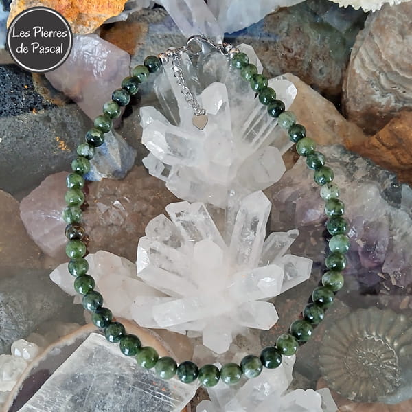 Réalisation d'un Collier en Jade de Taïwan Grade AB+ Boules de 8 mm d'une Longueur de 44 cm + 4 cm sur druses de cristal