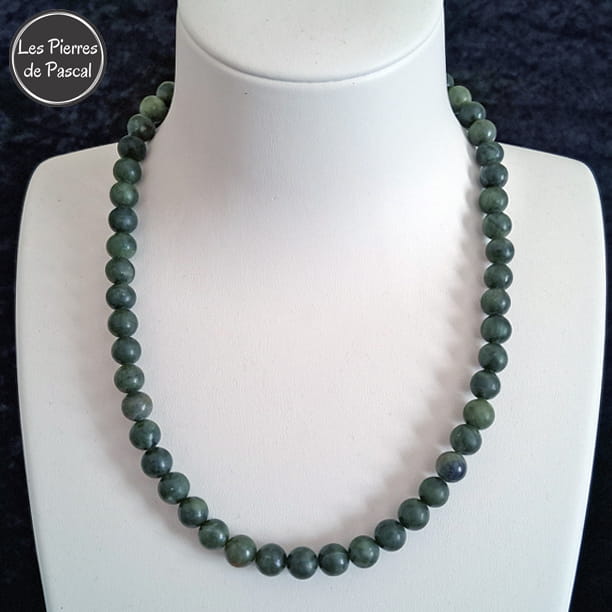 Réalisation d'un Collier en Jade de Taïwan Grade AB+ Boules de 8 mm d'une Longueur de 44 cm + 4 cm sur un buste blanc