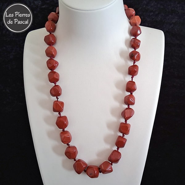 Collier en Jaspe Rouge en Forme de Petits Cubes à Pointes de Madagascar de Grade A Longueur de 50 cm