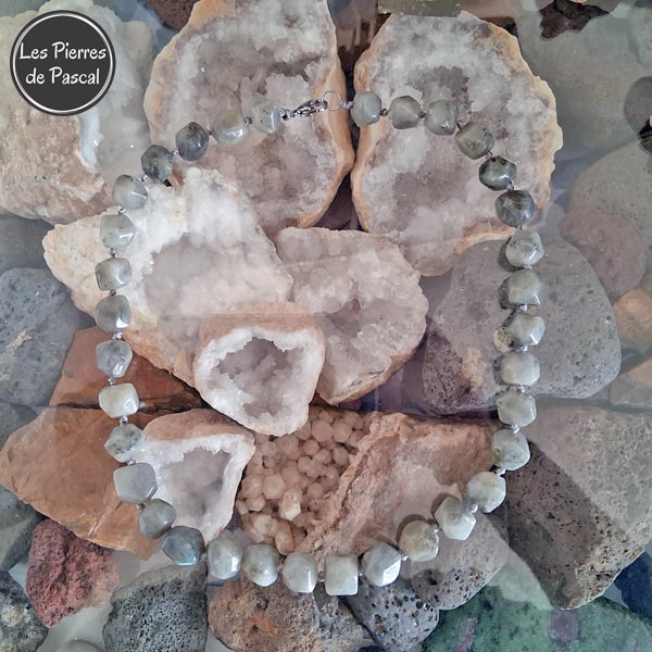 Collier en Labradorite de Madagascar de Grade A Longueur de 50 cm