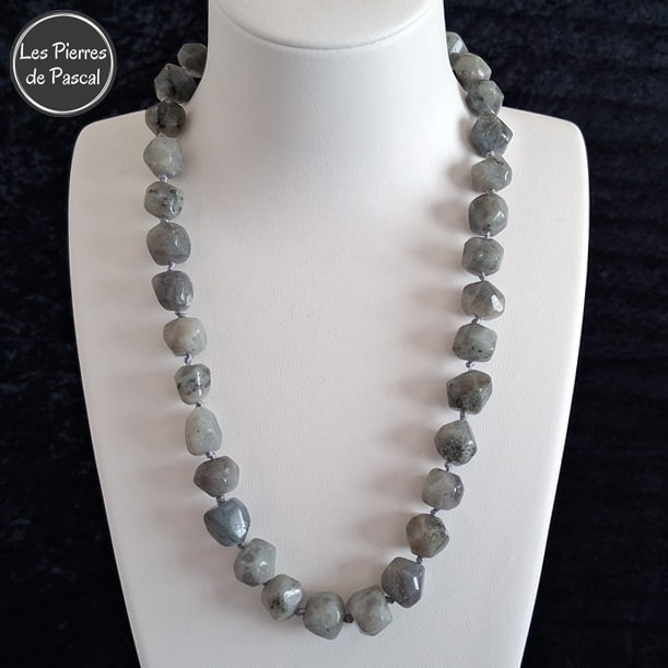 Collier en Labradorite en Forme de Petits Cubes à Pointes de Madagascar de Grade A Longueur de 50 cm