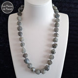 Collier en Labradorite en Forme de Petits Cubes à Pointes de Madagascar de Grade A Longueur de 50 cm