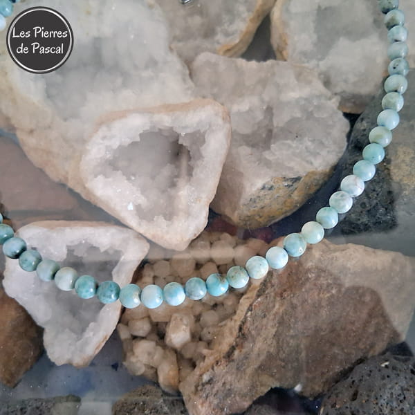 Collier Ras de Cou en Larimar Naturel de Saint-Domingue Grade AB Boules de 6 mm de 43 cm + 4 cm en gros plan