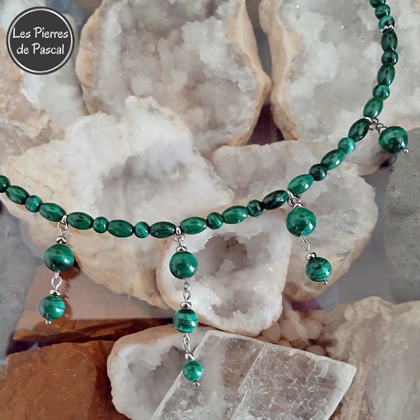 Réalisation d'un Collier en Malachite du Congo Grade 2A, Boules de 6, 8, 10 mm et de Formes Diverses avec 5 Pendants