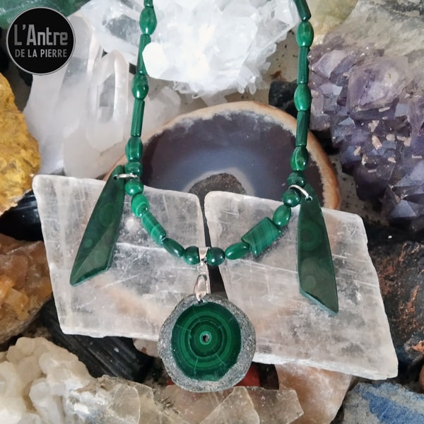 Réalisation d'un Collier en Malachite du Congo Grade 2A, Boules et Formes Diverses avec un Pendant Rond et 2 Pointes