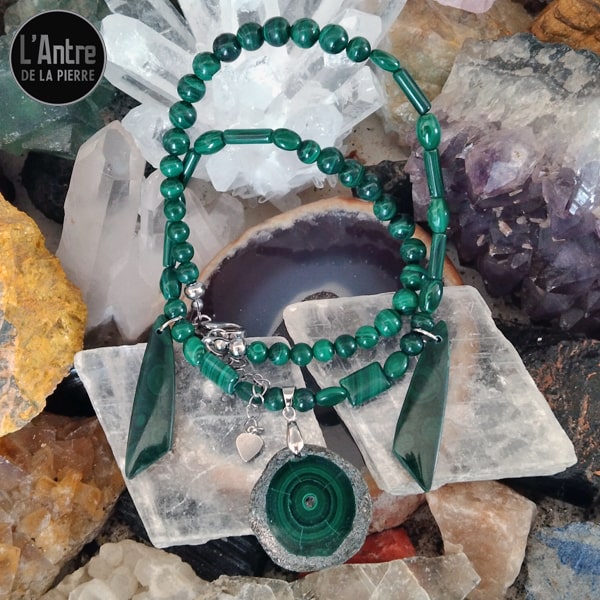 Réalisation d'un Collier en Malachite du Congo Grade 2A, Boules et Formes Diverses avec un Pendant Rond et 2 Pointes