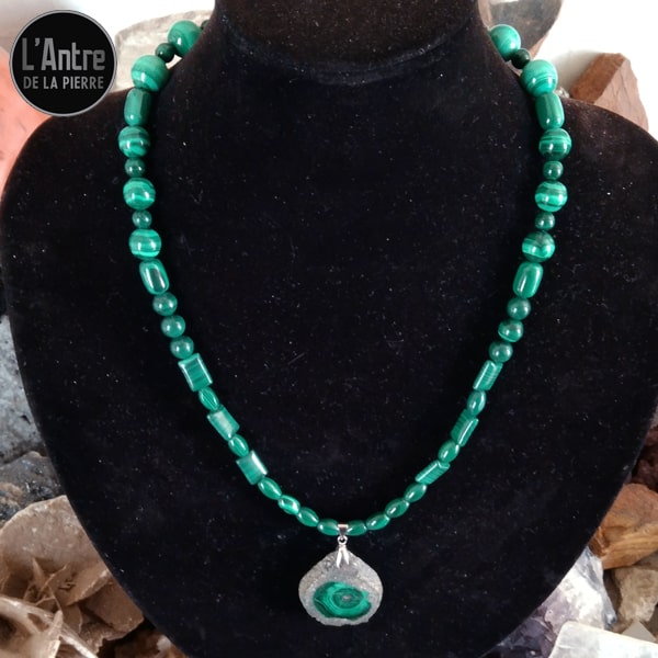 Collier Malachite Pierres de Formes Diverses avec un Pendant