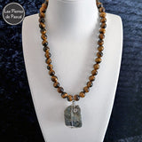 Réalisation d'un Collier Œil de Tigre d'Afrique du Sud de 10 mm Grade 2A, avec un Pendentif Labradorite Brute de 47 cm + 4 cm