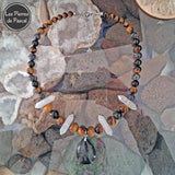 Collier Œil de Tigre d'Afrique du Sud 2A, Larvikite de Norvège et Obsidienne Œil Céleste avec des Boules de 8, 10 et 12 mm, un Pendentif Goutte Obsidienne Œil Céleste et 4 Pointes de Cristal de Roche A de 51 cm + 4 cm sur des géodes de quartz