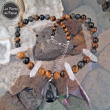 Collier Œil de Tigre d'Afrique du Sud 2A, Larvikite de Norvège et Obsidienne Œil Céleste avec des Boules de 8, 10 et 12 mm, un Pendentif Goutte Obsidienne Œil Céleste et 4 Pointes de Cristal de Roche A de 51 cm + 4 cm en gros plan