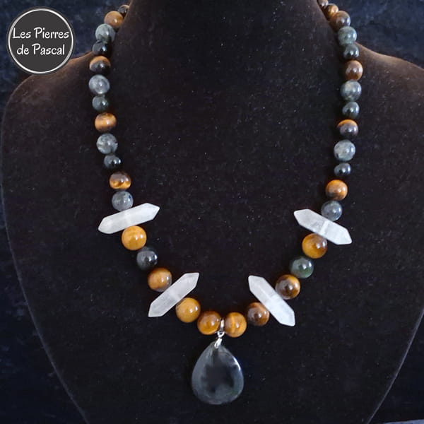 Collier Œil de Tigre d'Afrique du Sud 2A, Larvikite de Norvège et Obsidienne Œil Céleste avec des Boules de 8, 10 et 12 mm, un Pendentif Goutte Obsidienne Œil Céleste et 4 Pointes de Cristal de Roche A de 51 cm + 4 cm sur un buste noir