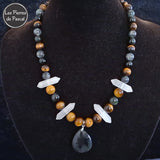 Collier Œil de Tigre d'Afrique du Sud 2A, Larvikite de Norvège et Obsidienne Œil Céleste avec des Boules de 8, 10 et 12 mm, un Pendentif Goutte Obsidienne Œil Céleste et 4 Pointes de Cristal de Roche A de 51 cm + 4 cm sur un buste noir