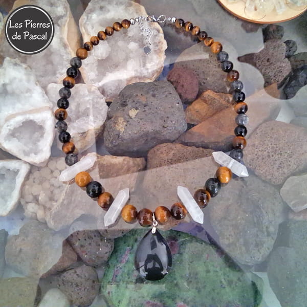 Collier Œil de Tigre d'Afrique du Sud 2A, Larvikite de Norvège et Obsidienne Œil Céleste avec des Boules de 8, 10 et 12 mm, un Pendentif Goutte Obsidienne Œil Céleste et 4 Pointes de Cristal de Roche A de 51 cm + 4 cm