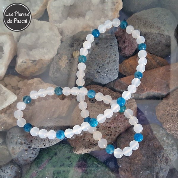 Collier en Agate Blanche et Apatite Bleue de 8 mm de 55 cm Réalisé avec Élastique