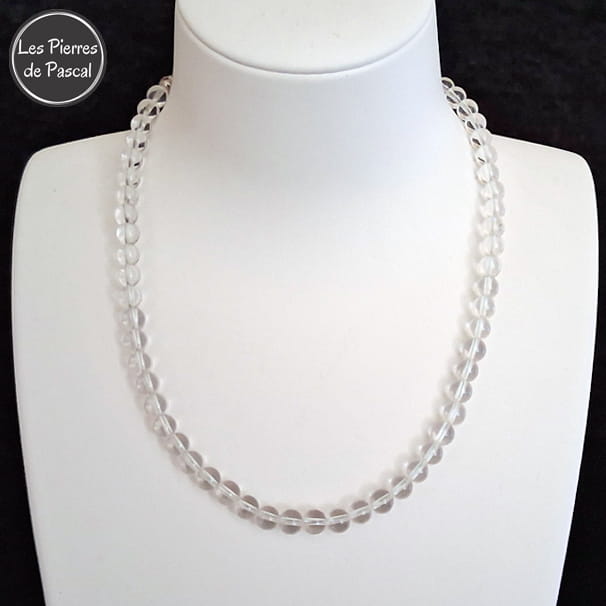 Réalisation d'un Collier en Cristal de Roche du Brésil Grade 3A Boules de 8 mm de 43 cm + 4 cm sur un buste blanc