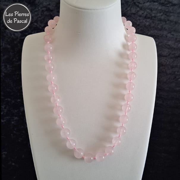 Collier à Nœuds Quartz Rose du Brésil Grade A Boules de 10 mm du Brésil de 50 cm de Long sur un buste blanc