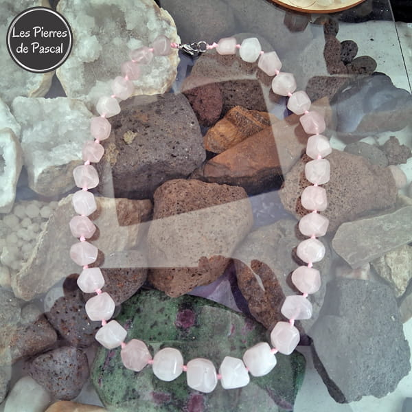 Collier en Quartz Rose en Forme de Petits Cubes à Pointes du Brésil de Grade A de 50 cm de Long sur des pierres de lave
