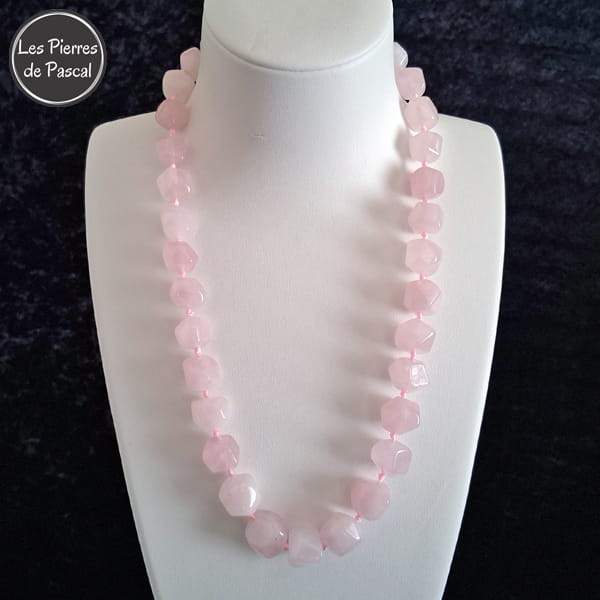 Collier en Quartz Rose en Forme de Petits Cubes à Pointes du Brésil de Grade A de 50 cm de Long sur un buste blanc