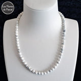 Réalisation d'un Collier Ras de Cou en Howlite Blanche du Zimbabwe Grade A+ Boules de 6 mm de 44 cm + 4 sur un buste blanc