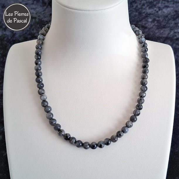 Réalisation d'un Collier Ras de Cou en Labradorite Scandinave Grade A+ Boules de 6 mm de 42 cm + 4 cm sur un buste blanc