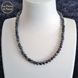 Réalisation d'un Collier Ras de Cou en Labradorite Scandinave Grade A+ Boules de 6 mm de 42 cm + 4 cm sur un buste blanc