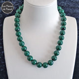 Collier en Malachite "Dark" (Foncée) du Congo Grade 2A+ Boules de 12 mm de 43 cm + 4 sur un buste blanc