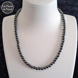 Réalisation d'un Collier Ras de Cou en Hématite du Brésil de Grade A Boules de 6 mm de 44 cm + 4 cm sur un buste blanc
