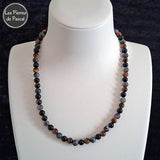 Réalisation Collier "Triple Protection" Œil de Tigre, Labradorite Noire et Tourmaline Noire  6 mm de 44 cm + 4 cm sur un buste blanc