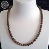 Réalisation d'un Ras de Cou en Unakite d'Afrique du Sud Grade A Boules de 6 mm de 43 cm + 4 cm sur un buste blanc