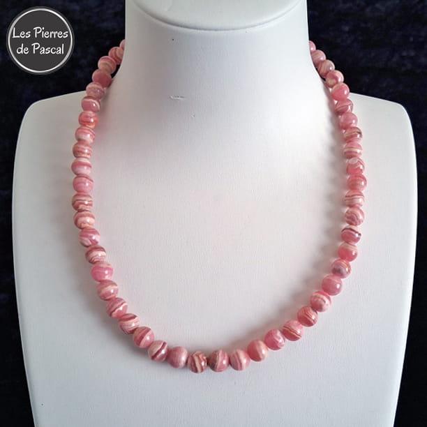 2ème Réalisation d'un Collier en Rhodochrosite Rose d'Argentine 3A Boules de 8 mm de 44 cm + 4 cm sur un buste blanc