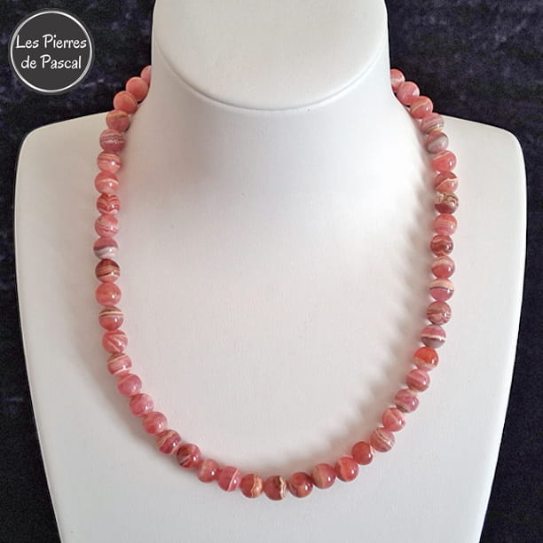 Réalisation d'un Collier en Rhodochrosite Rose d'Argentine 3A Boules de 8 mm de 44 cm + 4 cm sur un buste blanc