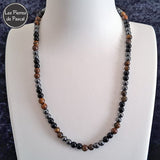 Collier "Triple Protection" avec Œil de Tigre de Grade B, Hématite Grade B et Obsidienne Noire Grade B Boules de 6 mm de 50 cm de Long sur un buste blanc