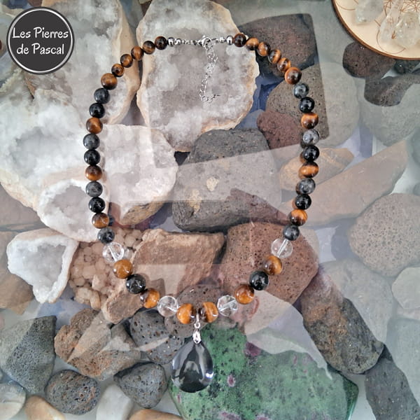 Commande Annie G. - Collier Protection Œil de Tigre, Cristal de Roche Larvikite de 10 et Pendant Goutte Obsidienne Œil Céleste de 50 cm