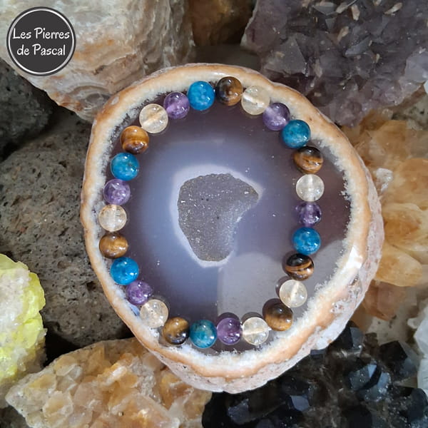 Bracelet avec 4 Pierres Apatite, Citrine, Œil de Tigre et Améthyste Taille 19 cm sur une tranche d'agate