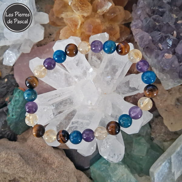 Bracelet avec 4 Pierres Apatite, Citrine, Œil de Tigre et Améthyste Taille 19 cm sur une druse